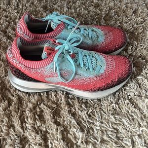 Like new woman’s Brooks Levitate 2 tennis shoes